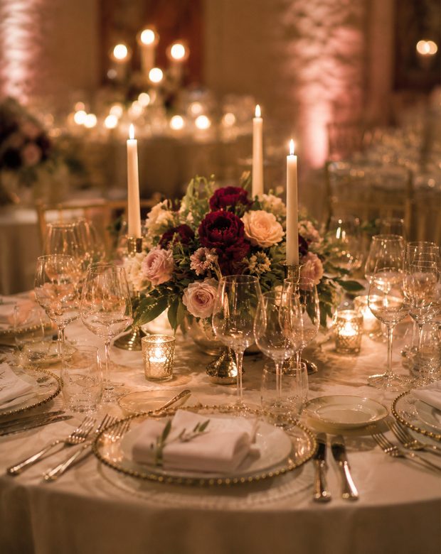 Gedeckter Tisch im Bankettsaal