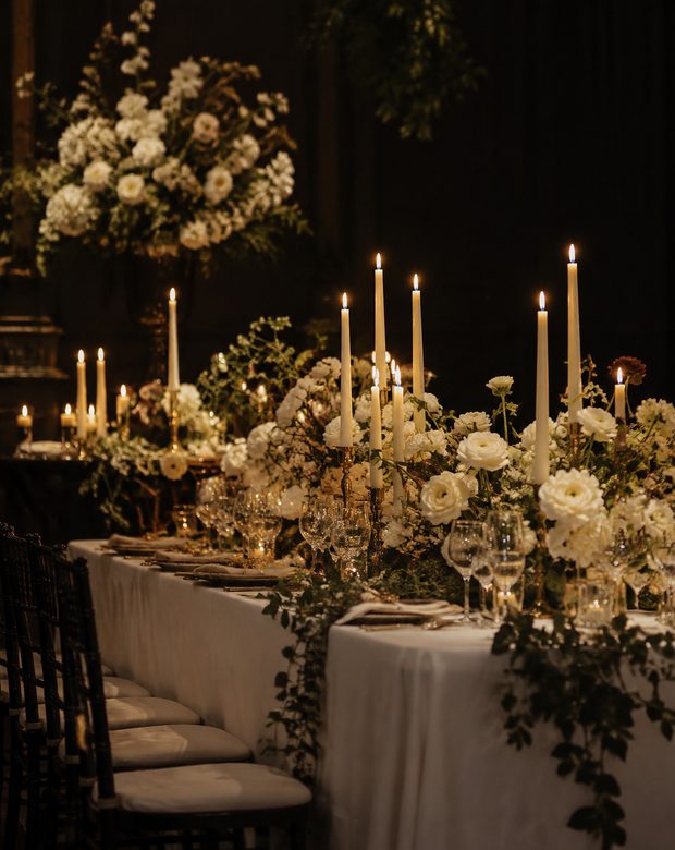 Brauttisch mit Kerzen und Blumen