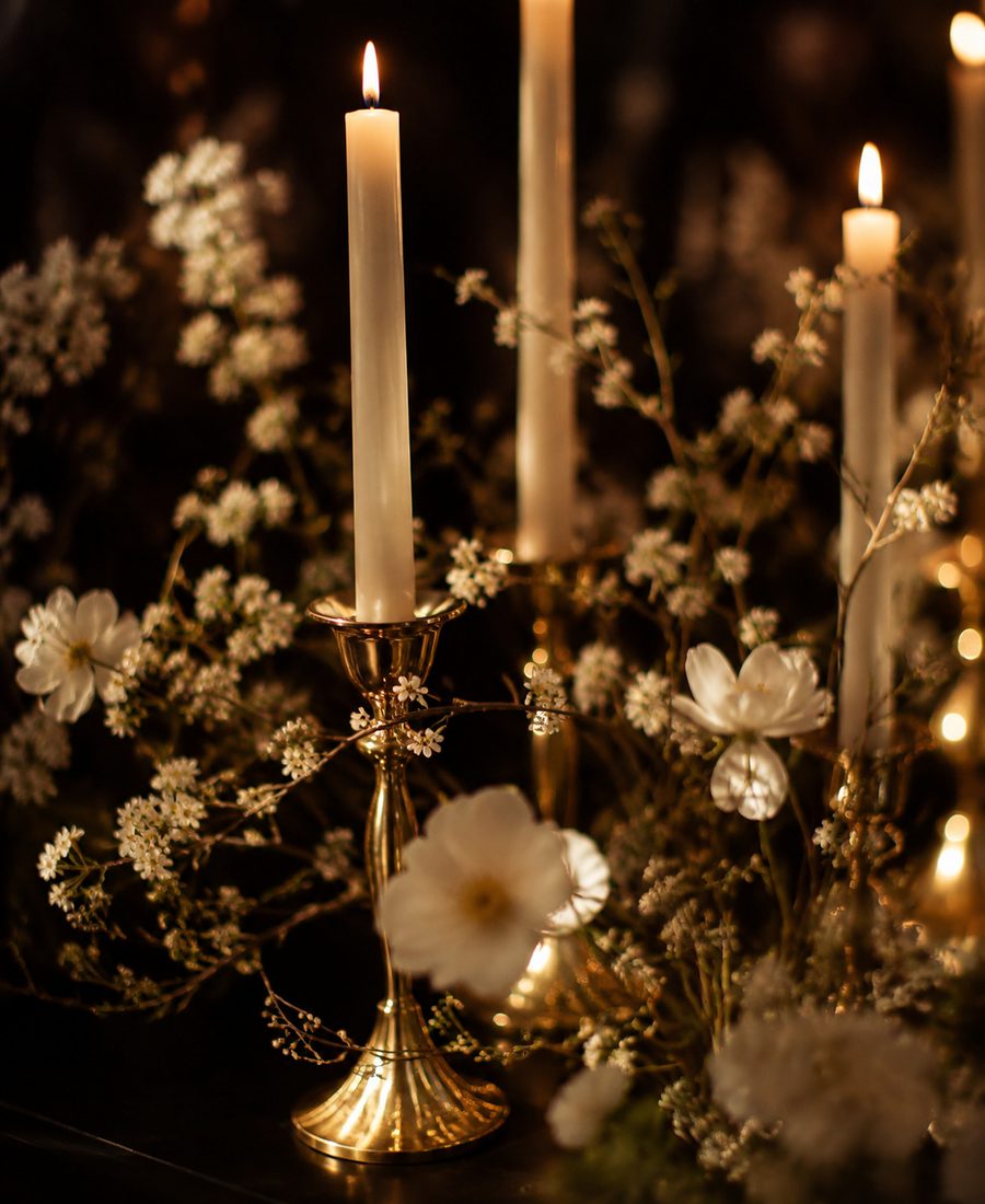 Goldene Kerzenständer auf einer festlich gedeckten Tafel